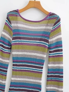 Detailaufnahme von bunt gestreiftem Strickkleid mit lila Rippstrick am Ausschnitt und Saum