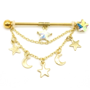 Dettaglio del piercing industrial dorato con catenine a stella e ciondoli a luna
