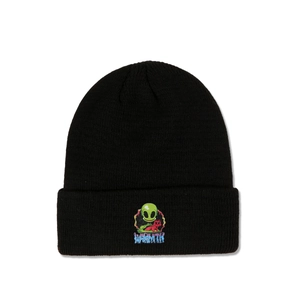 Gros plan sur un bonnet noir en tricot avec patchs brodés d'extraterrestre et de chat