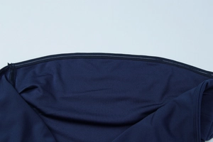 Vue détaillée de la bande de silicone antidérapante sur la robe bleu marine