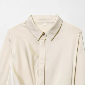 Chemisier femme en satin crème avec boutons dorés et patte de boutonnage cachée