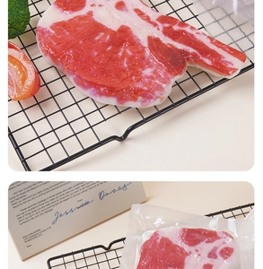 Dettaglio di un cuscino di peluche che mostra la trama realistica della bistecca stampata in 3D