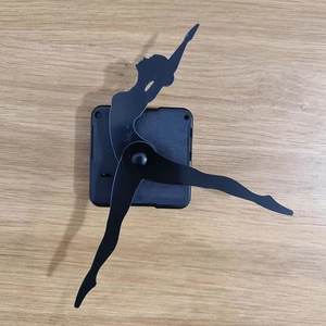 Détail des aiguilles d'horloge ballerine noire sur un mouvement à quartz mat