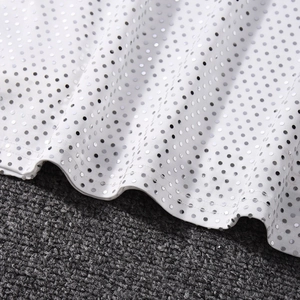 Vue détaillée du tissu à paillettes blanches avec sequins argentés denses pour la robe