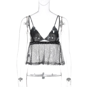 Detail von schwarzem Netzsaum mit Pailletten und Triangel-Cups am sexy Crop-Top