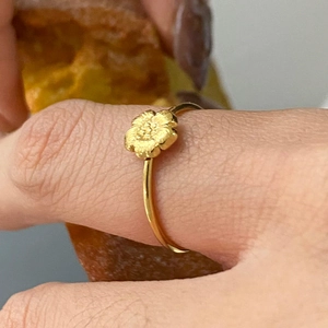 Vintage floral gold plated stainless steel ring featuring 3D embossed flower on model hand