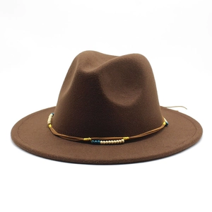 Dettaglio cappello in feltro di lana con fascia in pelle e perline di legno