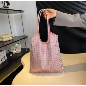 Detailansicht der rosa Handtasche mit silbernem Strassgitter auf einem weißen Sockel