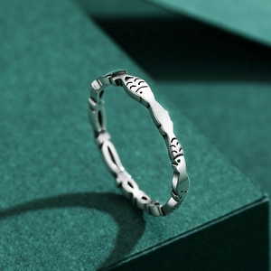 Bague poisson en argent sterling S925 minimaliste avec finition vintage sur fond sombre