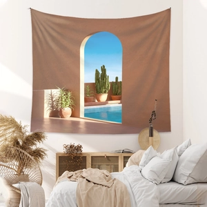 Detail eines Wandteppichs mit Mittelmeerlandschaft, Terrakotta-Wänden und Pool im Schlafzimmer