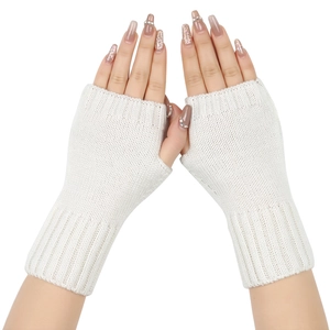 Primer plano de mitones de punto blancos con textura acrílica suave y manicura elegante