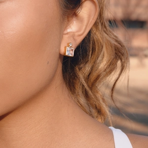 Elegante 18K vergoldete Ohrringe mit quadratischen Zirkonia-Steinen am Model-Ohr