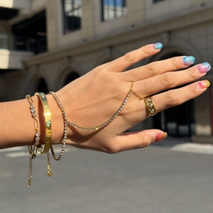Ensemble bracelet esclave doré avec bague en zircon et jonc cœur au poignet