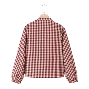 Damenhemd mit rot-weißem Karomuster, langen Ärmeln und eleganten Rüschenmanschetten, Rückansicht