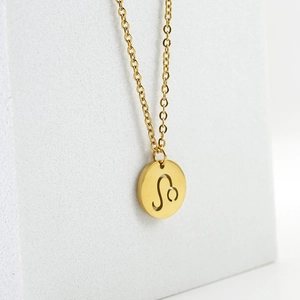 Primer plano detallado del collar de acero 18K con colgante del signo zodiacal Leo