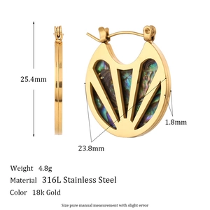 Detailansicht der 18k Gold-Ohrringe mit Muscheleinlage und genauen Maßen