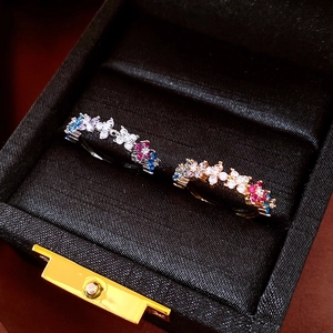 Detailansicht von 18k vergoldeten und silbernen Ringen mit bunten Zirkonia-Steinen