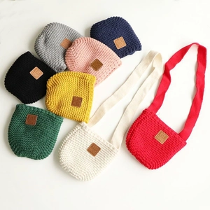 Mini borse a tracolla in maglia per bambini in otto colori con toppe in pelle