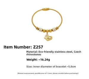 Détail du bracelet en fil d'acier inoxydable plaqué or 18k avec pendentif coeur Love