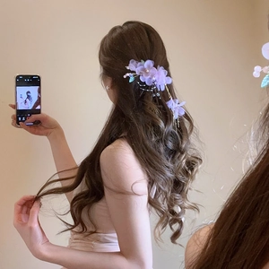 Détails de la pince à cheveux fleur en tissu violet avec perles et longues franges en métal