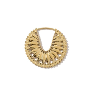 Détail de boucles d'oreilles dorées en forme d'éventail avec texture martelée