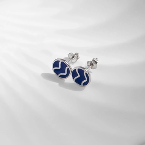 S925 Silber Ohrstecker mit blauem Emaille-Wellenmuster auf weißem texturiertem Grund