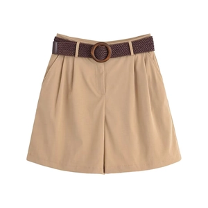 Short décontracté kaki à plat avec une ceinture tressée marron foncé et boucle en bois
