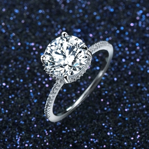 Sparkling S925 sterling silver ring with a large brilliant-cut zircon in a classic four-prong setting