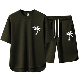 Herren Sommer-Freizeitset in Olivgrün mit Kurzarm-T-Shirt und Palmen-Druck