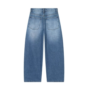 Dettaglio di jeans blu a gamba ampia con tasche posteriori e trama denim lavata