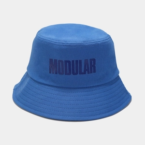 Dettaglio cappello alla pescatora blu in cotone con ricamo MODULAR e cuciture sulla tesa