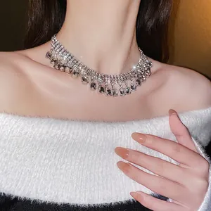 Collier ras du cou luxueux à quatre rangées de diamants avec pompons carrés étincelants