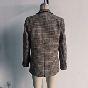 Detailansicht der Rückseite des Hahnentritt-Blazers mit Rückenschlitz und Passform