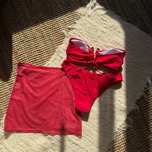 Ensemble bikini rouge trois pièces avec paréo en résille et détails métalliques dorés