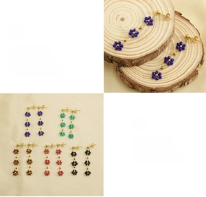 Vue détaillée de boucles d'oreilles fleurs en perles avec placage en or 18 carats poli