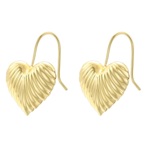 Detail goldene Herzohrringe mit muschelartiger Faltenstruktur und Hakenverschluss
