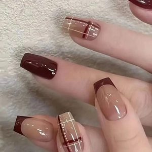Glanzende bordeauxrode en nude medium vierkante kunstnagels met klassiek ruitpatroon