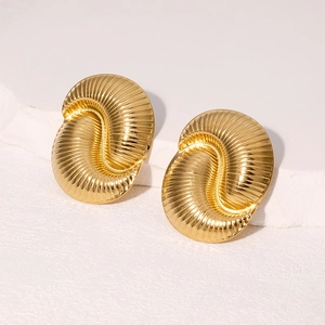 Boucles d'oreilles puces élégantes en acier doré 18k avec texture de coquillage