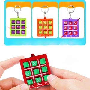 Détail du porte-clés Tic-Tac-Toe rotatif montrant les modèles gagnants et la rotation à 180°