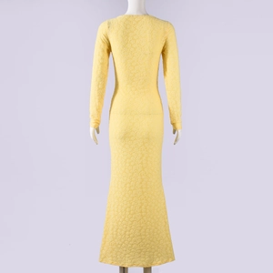 Vue arrière d'une robe sirène jaune à manches longues avec texture florale 3D sur mannequin