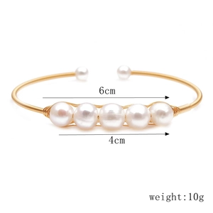 Detail view of a 6cm gold pearl bracelet with size and 10g weight specifications