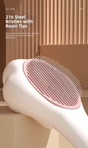 Vue détaillée de 216 aiguilles de massage sur une brosse pour chat rose et ivoire