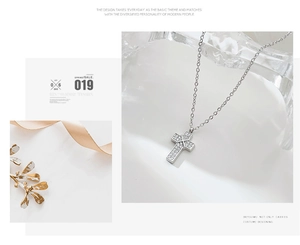 Gros plan d'un collier pendentif croix en argent serti de zircons cubiques brillants