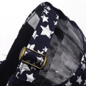 Vue macro d'une casquette en toile bleu marine avec boucle en métal et sangle réglable