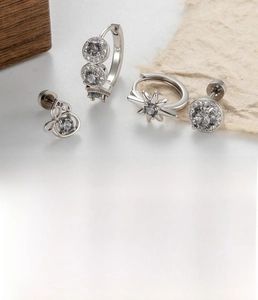 Detailed view of silver star earrings with cubic zirconia and technical specifications
