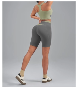 Détail de la brassière de sport dos nageur et du short de cyclisme taille haute pour femme