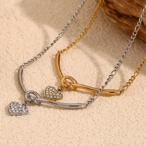 Colliers avec pendentif cœur plaqué or 18 carats et argent avec nœud en V élégant