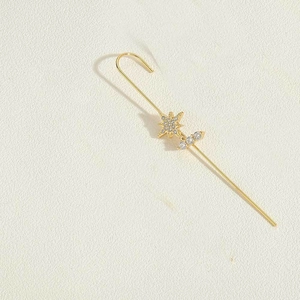 Makro-Detail der französischen Retro-Goldohrringe mit sternförmigen Zirkonia-Einlagen