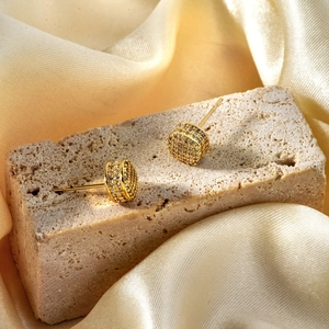 Sparkling gold-plated square disc stud earrings with cubic zirconia on stone and silk