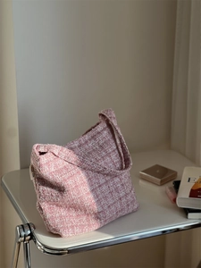 Vue macro détaillée de la texture du tissu en tweed rose et de l'étiquette du sac tissé